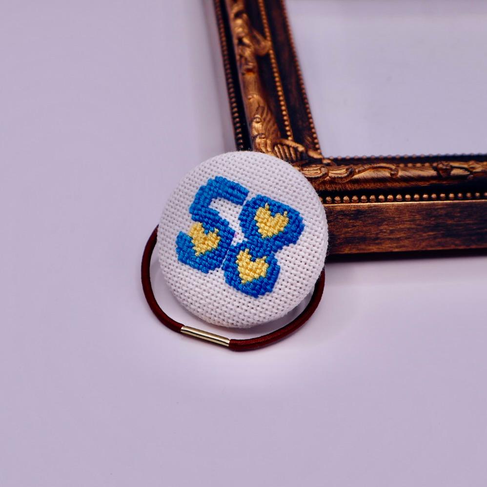 【番号オーダー可能】横浜DeNAベイスターズ風カラー　くるみボタンのヘアゴム　クロスステッチ刺繍